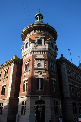 Montevideo, Avenida 18 de Julio, Plaza de los Bomberos, Cuartel de Bomberos