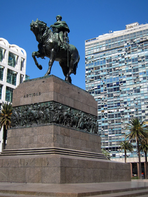 Montevideo, Plaza de la Independencia, Artigas, mausoleo