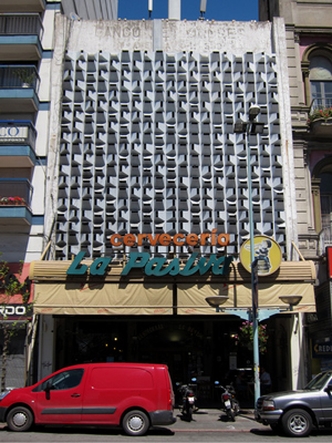 Montevideo, Avenida 18 de Julio, Plaza Fabini, ex-Banco de Londres, La Pasiva
