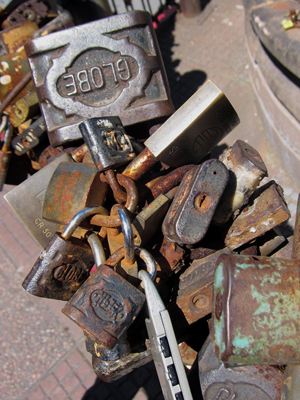 Montevideo, Avenida 18 de Julio, padlock fountain